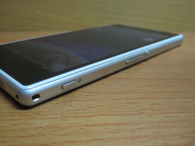 Sony Xperia Z1 C6903 màu trắng còn mới 98% hình thật giá tốt... - 1