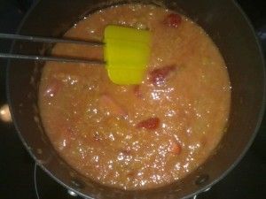 Die weichgekochten Rhabarber-Stückchen. Abgeschmeckt mit etwas Ingwer und Zucker. Die Erdbeeren kommen nur kurz dazu.