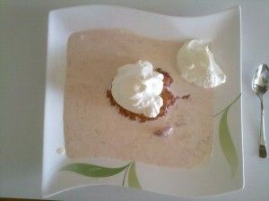 Der Baiser gebettet auf dem gekochten Rhabarber. Dazu eine Soße aus Rhabarber, Erdbeeren, Sahne und Crème fraîche. Dazu etwas Sahne pur.